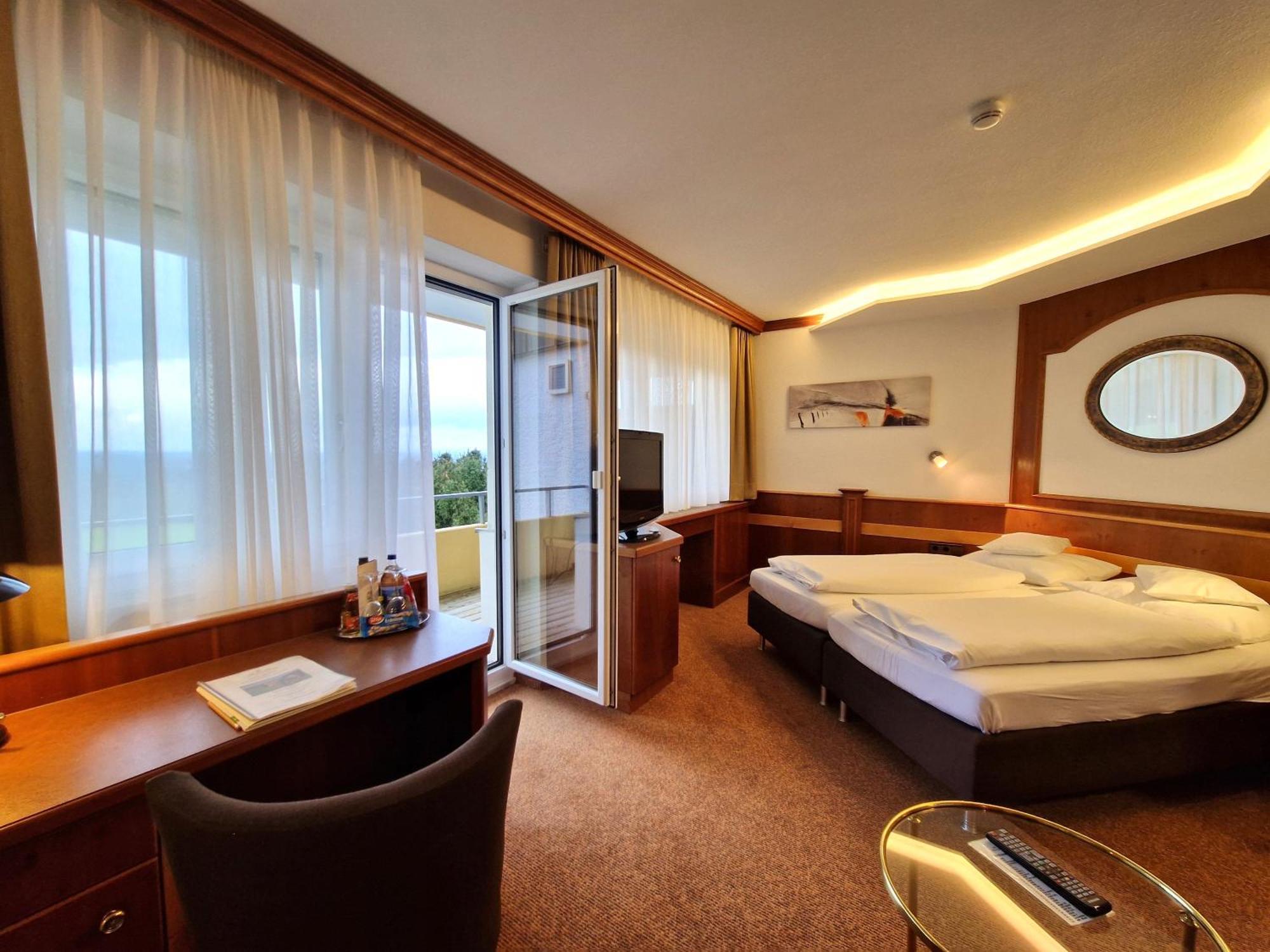 Badhotel Restaurant Stauferland Bad Boll Dış mekan fotoğraf